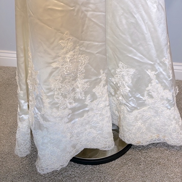 Justin Alexander #8730 Charmeuse Wedding Gown with Cap Sleeves - Picture 5 of 12